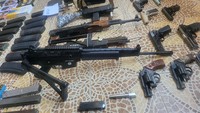 Densus 88 Polri menyita barang bukti berupa senjata api hingga amunisi di lokasi terduga teroris ditangkap di Bekasi (dok.ist)