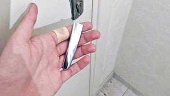 Saat hendak masuk rumah tiba-tiba gagang kuci patah. Foto: Boredpanda