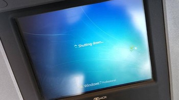 Hendak mengambil uang di atm, malah mesinnya mati. Foto: Boredpanda