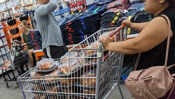 Niat membeli barang di supermarket, saat sampai semuanya diborong orang lain. Foto: Boredpanda