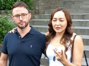 Suami Awalnya Tak Tahu Dewi Rezer Artis, Kaget Tiba-tiba Ada Fans Minta Foto