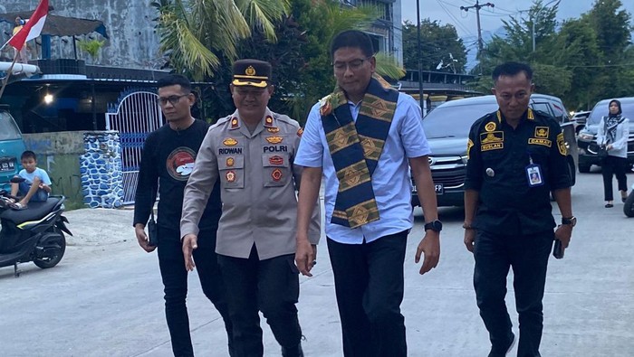 Direktur Reserse Narkoba Polda Sulsel Kombes Darmawan Affandy (kemeja putih) saat mengunjungi Kampung Tangguh Bersih Narkoba di Palopo.