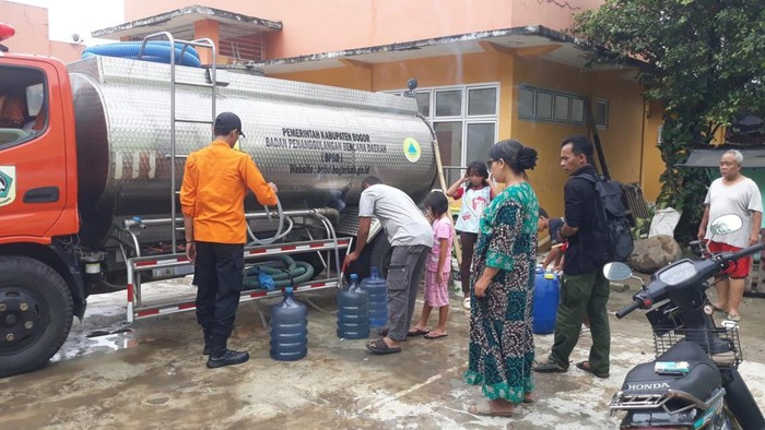 Distribusi air bersih ke warga