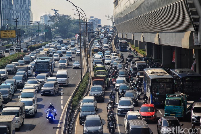 engendara menembus kemacetan di kawasan Pancoran, Jalan Gatot Subroto, Jakarta Selatan, Senin (14/8/2023). Menurut Dewan Proper KLHK Agus Pambagio, situasi udara Ibu Kota itu sudah mencapai tingkat yang mengkhawatirkan, masuk dalam kondisi paling buruk di dunia.