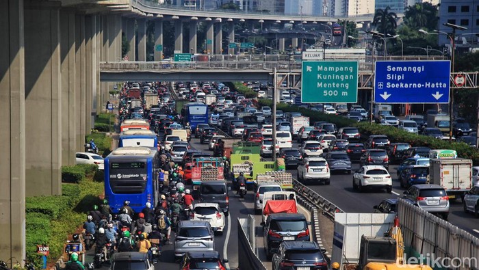 engendara menembus kemacetan di kawasan Pancoran, Jalan Gatot Subroto, Jakarta Selatan, Senin (14/8/2023). Menurut Dewan Proper KLHK Agus Pambagio, situasi udara Ibu Kota itu sudah mencapai tingkat yang mengkhawatirkan, masuk dalam kondisi paling buruk di dunia.