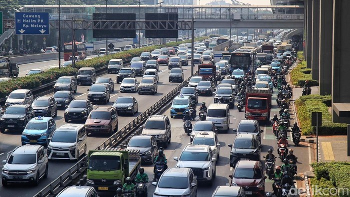 engendara menembus kemacetan di kawasan Pancoran, Jalan Gatot Subroto, Jakarta Selatan, Senin (14/8/2023). Menurut Dewan Proper KLHK Agus Pambagio, situasi udara Ibu Kota itu sudah mencapai tingkat yang mengkhawatirkan, masuk dalam kondisi paling buruk di dunia.
