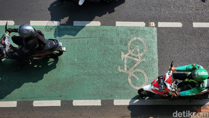 engendara menembus kemacetan di kawasan Pancoran, Jalan Gatot Subroto, Jakarta Selatan, Senin (14/8/2023). Menurut Dewan Proper KLHK Agus Pambagio, situasi udara Ibu Kota itu sudah mencapai tingkat yang mengkhawatirkan, masuk dalam kondisi paling buruk di dunia.