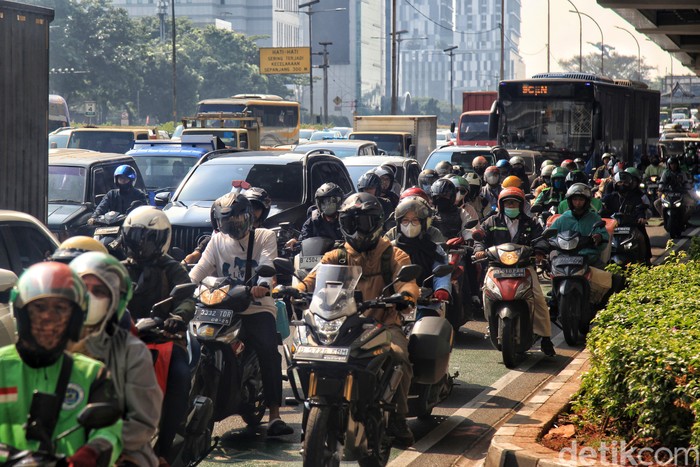 engendara menembus kemacetan di kawasan Pancoran, Jalan Gatot Subroto, Jakarta Selatan, Senin (14/8/2023). Menurut Dewan Proper KLHK Agus Pambagio, situasi udara Ibu Kota itu sudah mencapai tingkat yang mengkhawatirkan, masuk dalam kondisi paling buruk di dunia.