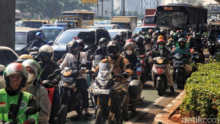 Dituding Jadi Penyebab 50 persen Polusi, Begini Situasi Kemacetan Pagi Ini engendara menembus kemacetan di kawasan Pancoran, Jalan Gatot Subroto, Jakarta Selatan, Senin (14/8/2023). Menurut Dewan Proper KLHK Agus Pambagio, situasi udara Ibu Kota itu sudah mencapai tingkat yang mengkhawatirkan, masuk dalam kondisi paling buruk di dunia.