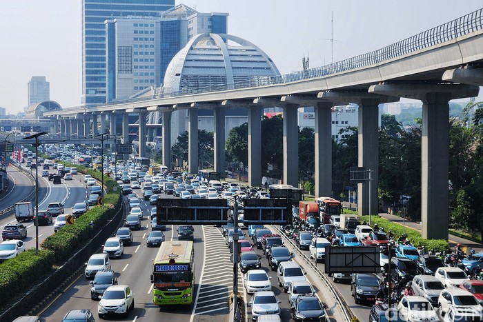 engendara menembus kemacetan di kawasan Pancoran, Jalan Gatot Subroto, Jakarta Selatan, Senin (14/8/2023). Menurut Dewan Proper KLHK Agus Pambagio, situasi udara Ibu Kota itu sudah mencapai tingkat yang mengkhawatirkan, masuk dalam kondisi paling buruk di dunia.