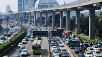 Pengendara menembus kemacetan di kawasan Pancoran, Jalan Gatot Subroto, Jakarta Selatan, Senin (14/8/2023).  