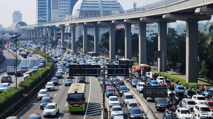 engendara menembus kemacetan di kawasan Pancoran, Jalan Gatot Subroto, Jakarta Selatan, Senin (14/8/2023). Menurut Dewan Proper KLHK Agus Pambagio, situasi udara Ibu Kota itu sudah mencapai tingkat yang mengkhawatirkan, masuk dalam kondisi paling buruk di dunia.