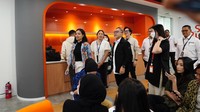 Terkait UMKM menggunakan pinjol sebagai modal, Zulhas berkata bahwa pelaku bisnis dapat menggunakan KUR ketimbang pinjol.