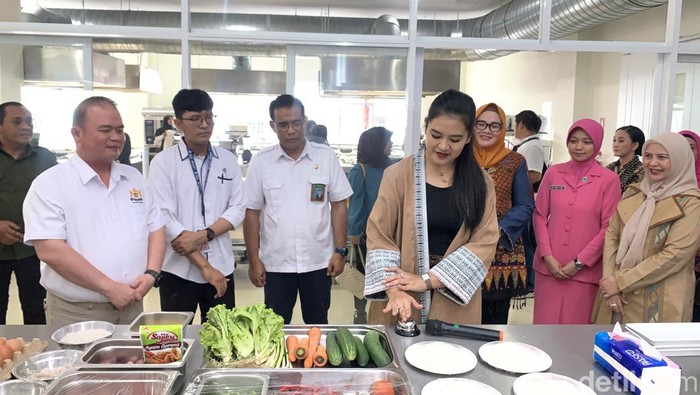 etua PKK Medan Kahiyang Ayu saat buka lomba masak di BBPVP Medan