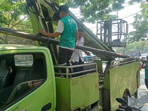 Tiang Utilitas Miring Dievakuasi, Lalin Lebak Bulus Arah Ciputat Lancar Lagi
