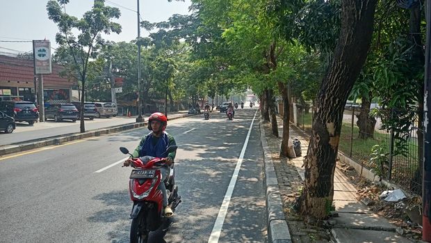 Evakuasi tiang utilitas miring bikin lalin di Ciputat macet