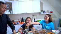 Bikin heboh di dapur! Farida Nurhan disambut di rumah Ayu Ting Ting. Di sana ia memasak bersama Ayah Ojak dan menikmati makanan bersama. Foto: YouTube/Farida Nurhan