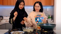 Farida Nurhan tampak ceria ketika memasak bersama Ria Ricis. Ia secara telaten mengajari Ria Ricis memasak makanan enak untuk bisa dipraktikkan kepada keluarganya. Foto: YouTube/Farida Nurhan