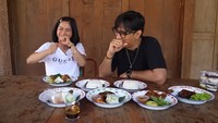 Tak mau ketinggalan mencicipi makanan di Warung Kondre milik Andre Taulany, Farida Nurhan konon bawa makanannya sendiri. Rasa ayam gorengnya disejajarkan dengan ayam goreng di Warung Kondre. Foto: YouTube/Farida Nurhan