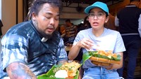 Menyambangi restoran baru milik King Abdi, Farida Nurhan mencicipi makanan buatan MasterChef tersebut. Ia juga diperbolehkan mengintip proses memasaknya langsung. Foto: YouTube/Farida Nurhan