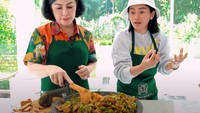 Menyambangi kediaman Desiree Tarigan, Farida Nurhan diajak masak bareng Mami Toko. Menunya ada tempe goreng dengan petai yang menggiurkan. Foto: YouTube/Farida Nurhan