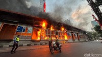 Api tampak membakar bagian dalam dan luar halte.