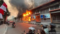 Asap hitam terlihat membubung tinggi.