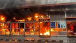 Potret Kobaran Api di Kebakaran Halte TransJakarta Tendean