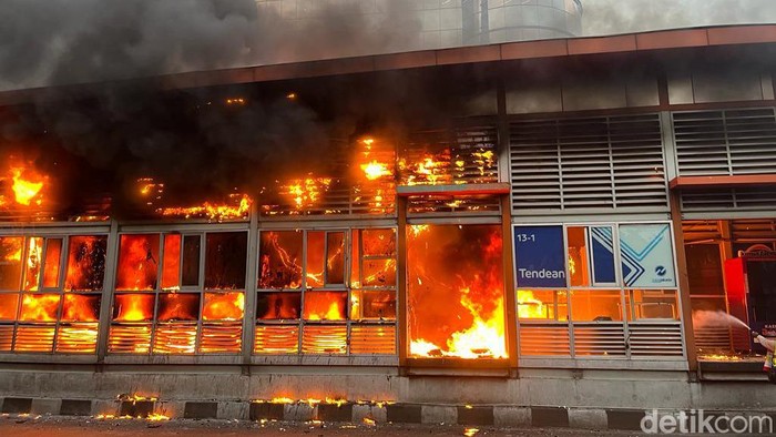 Foto-foto Terkini Halte TransJakarta Tendean Terbakar