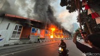 Petugas pemadam kebakaran telah dikerahkan ke lokasi.