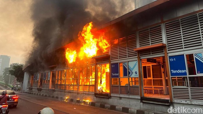 Foto-foto Terkini Halte TransJakarta Tendean Terbakar Foto-foto Terkini Halte TransJakarta Tendean Terbakar