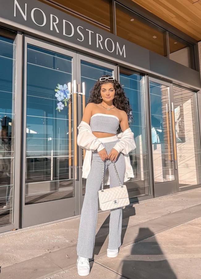 Gabriella tak mempermasalahkan bila kecantikannya disamakan dengan sang ibu. “Aku suka menjadi kembaran ibuku. Dia sosok yang cantik dan aku selalu melihatnya sebagai inspirasi,” katanya. (Foto: Instagram/@gabriella__vigorito)