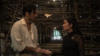 Ario Bayu sendiri memerankan karakter Soeraja, pemilik dari Kretek Djagad Raja. Courtesy of Netflix/Yuyu Winnetou/Netflix