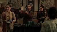 Lalu ada pula Rukman Rusadi sebagai Idroes Moeria dan Ine Febrianti sebagai Roemaisa. Courtesy of Netflix/Yuyu Winnetou/Netflix