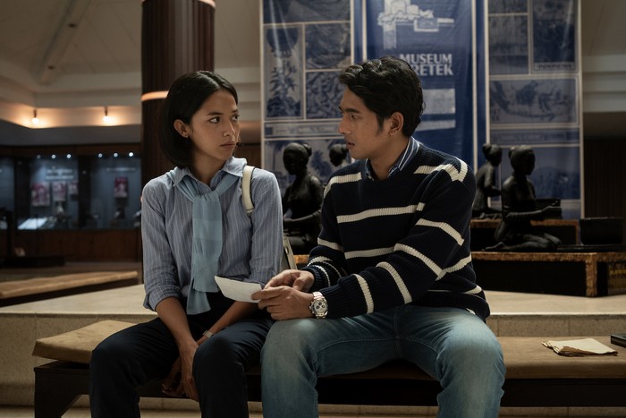 Gadis Kretek. Putri Marino as Arum, Arya Saloka as Lebas in Gadis Kretek. Cr. Courtesy of Netflix © 2023