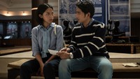 Lalu ada Putri Marino sebagai Arum dan Arya Saloka sebagai Lebas, anak dari Soeraja. Courtesy of Netflix/Yuyu Winnetou/Netflix