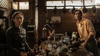 Pada serial yang diangkat dari novel Ratih Kumala itu ia beradu peran dengan Ario Bayu. Courtesy of Netflix/Yuyu Winnetou/Netflix