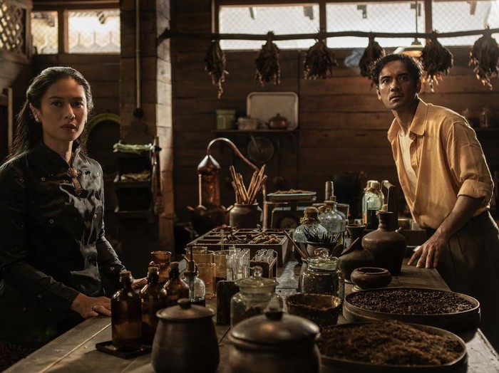 Gadis Kretek. Dian Sastrowardoyo as Dasiyah, Ario Bayu as Raja in Heartbreak High S1. Cr. Courtesy of Netflix © 2023