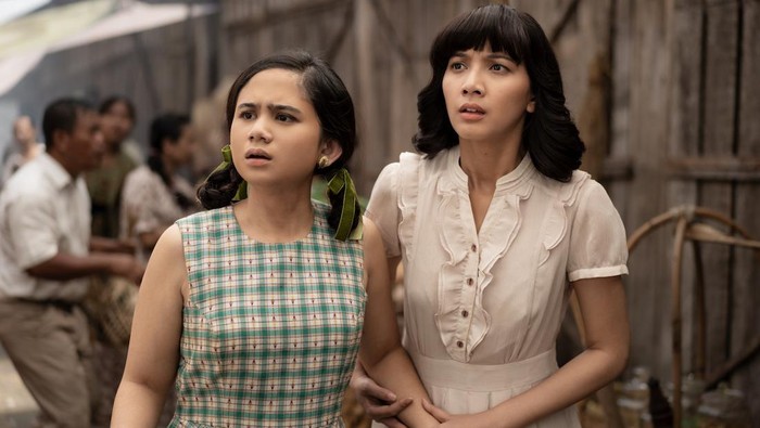 Gadis Kretek Gadis Kretek. (L to R) Tissa Biani as Rukayak, Sheila Dara as Purwanthi in Gadis Kretek. Cr. Courtesy of Netflix Β© 2023