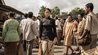 Penampilan Dian Sastro sebagai Dasiyah atau Jeng Yah dalam serial Gadis Kretek. Courtesy of Netflix/Yuyu Winnetou/Netflix