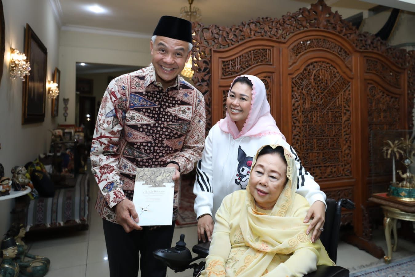 Ganjar Pranowo mengunjungi kediaman keluarga Gus Dur di Jagakarsa, Jakarta Selatan, Minggu (13/8).