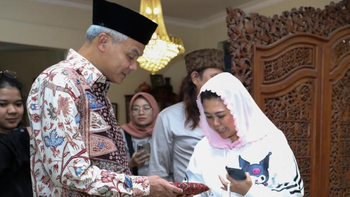 Ganjar berterima kasih kepada Yenny Wahid yang telah menunjukkan kesiapannya untuk mendampingi jika safari ke Jawa Timur. Ganjar mengatakan, dirinya memang sudah berteman lama dengan Yenny.