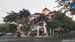 Papan Penyitaan Ditancapkan di Halaman Gedung Wismilak Surabaya