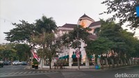 Sementara itu, pihak Wismilak mengeklaim gedung GRHA Wismilak yang berlokasi di Jalan Raya Darmo 36-38, Surabaya telah dibeli secara sah oleh PT Gelora Djaja (anak perusahaan Wismilak) pada 1993. Gedung itu dibeli dengan status Hak Guna Bangunan (HGB) sesuai dengan perundang-undangan yang berlaku. Foto: Deny Prastyo Utomo/detikJatim