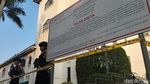 Papan Penyitaan Ditancapkan di Halaman Gedung Wismilak Surabaya