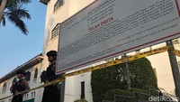 Penggeledahan itu berlangsung sekitar pukul 09.00 hingga 16.00 WIB. Setelah itu polisi memasang plang bertuliskan Telah Disita dan dijaga polisi bersenjata. Foto: Deny Prastyo Utomo/detikJatim