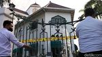 Papan Penyitaan Ditancapkan di Halaman Gedung Wismilak Surabaya