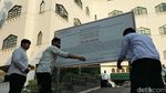 Papan Penyitaan Ditancapkan di Halaman Gedung Wismilak Surabaya