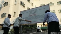 Dirreskrimsus Polda Jatim Kombes Farman menjelaskan, penggeledahan Gedung Wismilak Surabaya itu terkait dugaan tindak pidana pemalsuan akta otentik, korupsi, serta Tindak Pidana Pencucian Uang (TPPU). Penggeledahan hingga penyitaan aset ini sudah mendapatkan ketetapan dari Pengadilan sejak Jumat (11/8). Foto: Deny Prastyo Utomo/detikJatim