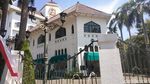 Papan Penyitaan Ditancapkan di Halaman Gedung Wismilak Surabaya